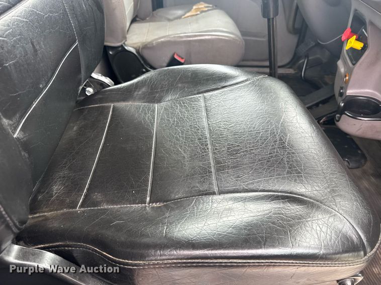 image for item DY6975 2017 Peterbilt 365 semi truck