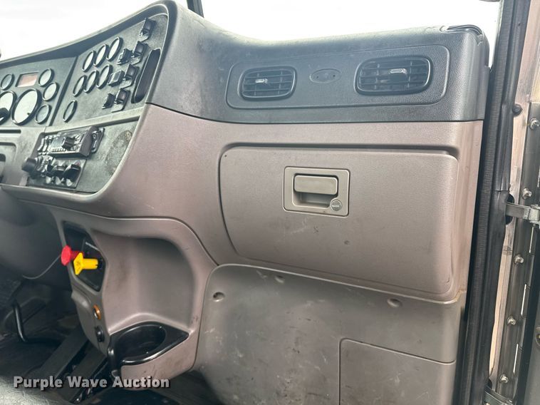 image for item DY6975 2017 Peterbilt 365 semi truck