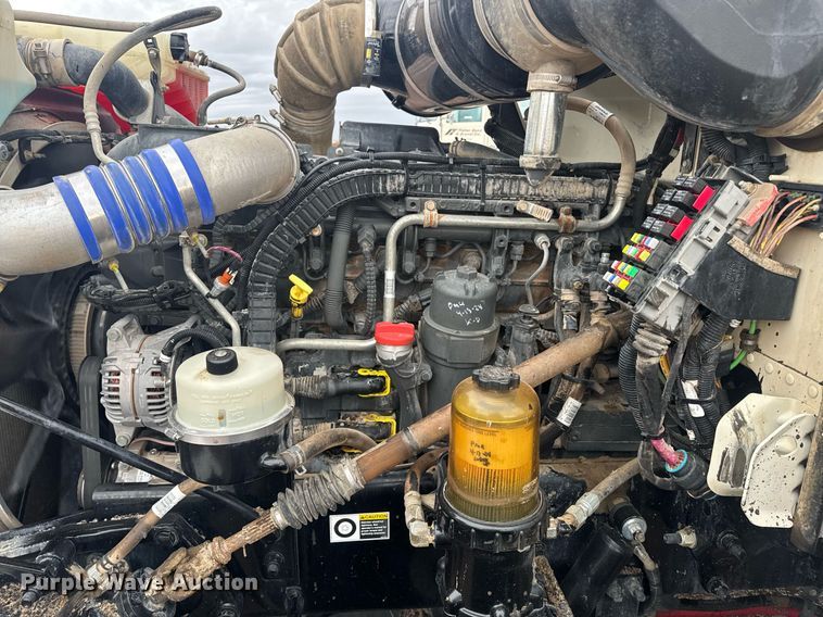 image for item DY6975 2017 Peterbilt 365 semi truck