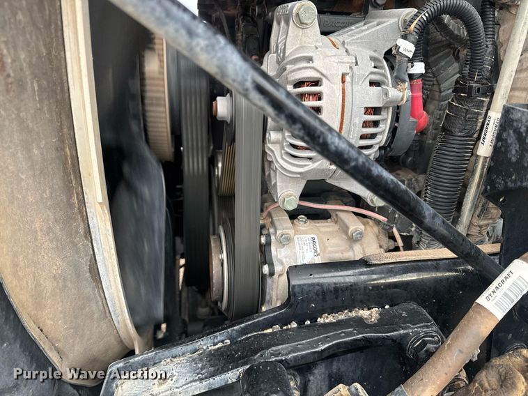 image for item DY6975 2017 Peterbilt 365 semi truck