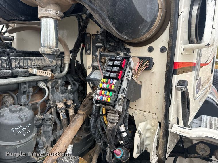 image for item DY6975 2017 Peterbilt 365 semi truck