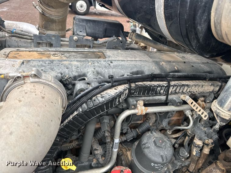 image for item DY6975 2017 Peterbilt 365 semi truck