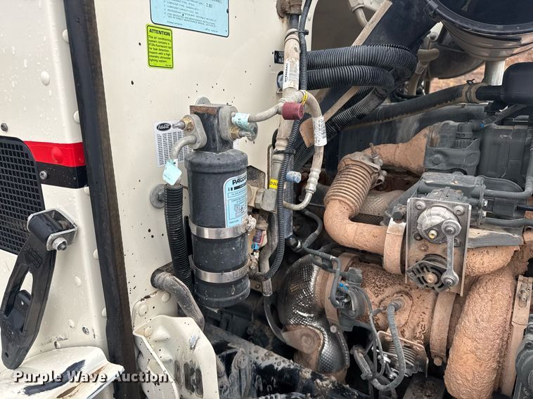 image for item DY6975 2017 Peterbilt 365 semi truck