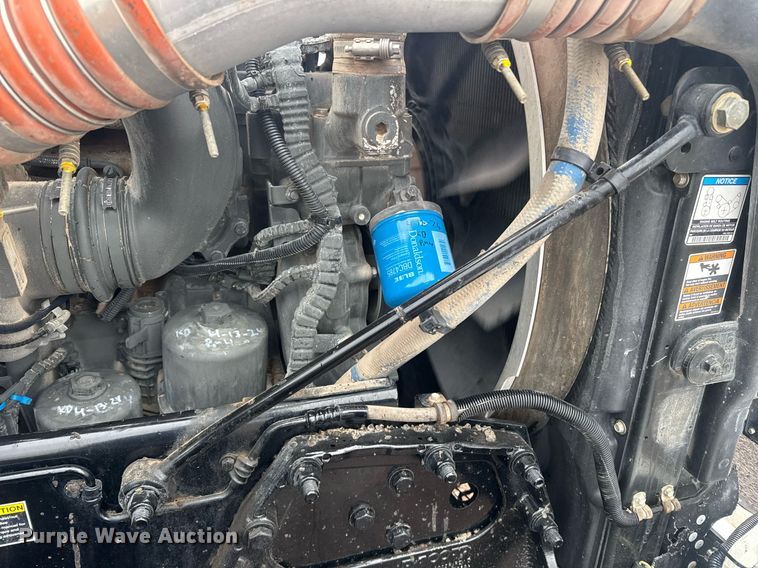 image for item DY6975 2017 Peterbilt 365 semi truck