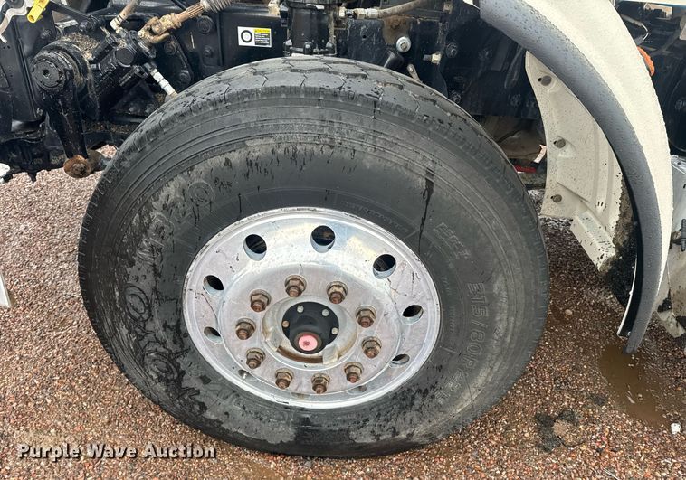 image for item DY6975 2017 Peterbilt 365 semi truck