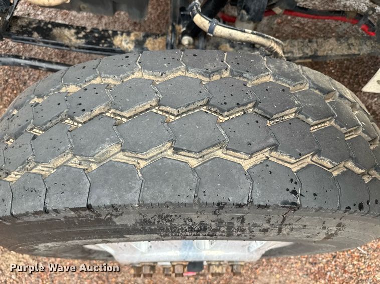 image for item DY6975 2017 Peterbilt 365 semi truck