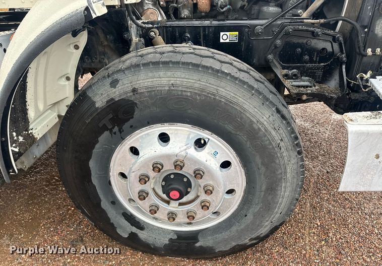 image for item DY6975 2017 Peterbilt 365 semi truck