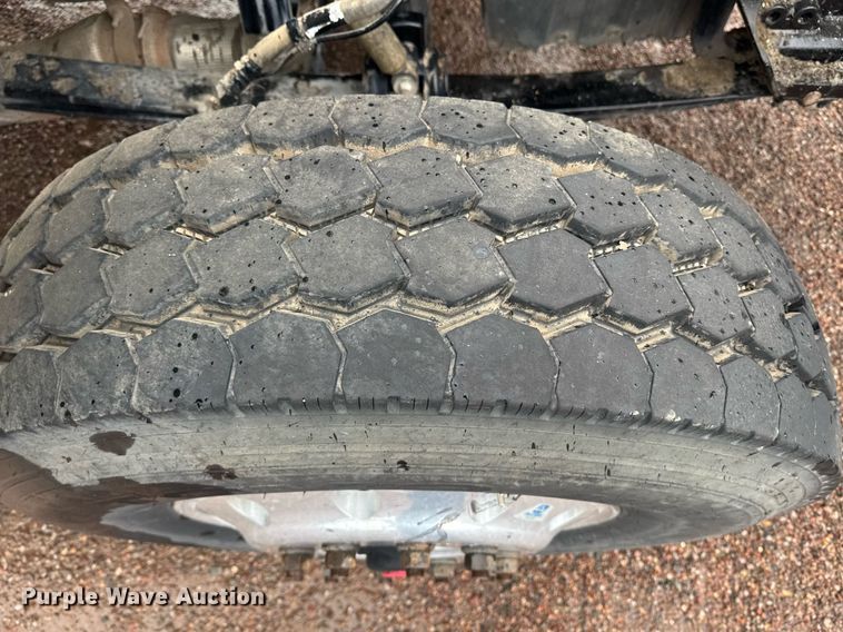 image for item DY6975 2017 Peterbilt 365 semi truck