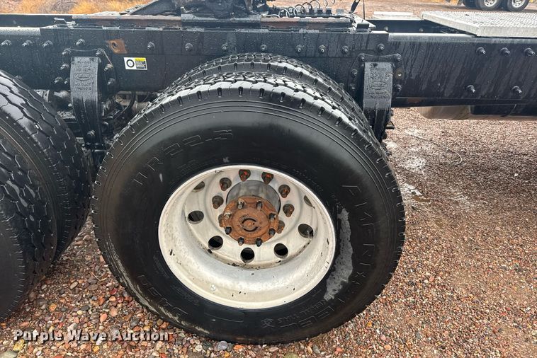 image for item DY6975 2017 Peterbilt 365 semi truck