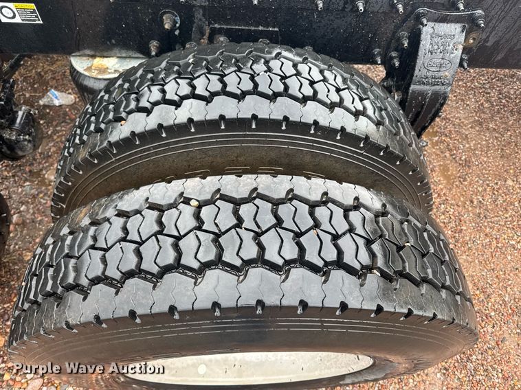 image for item DY6975 2017 Peterbilt 365 semi truck