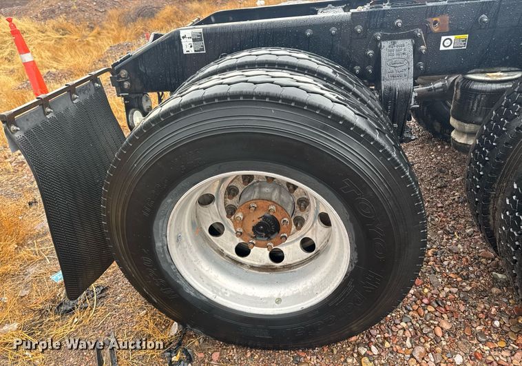 image for item DY6975 2017 Peterbilt 365 semi truck