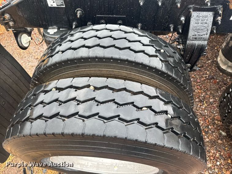 image for item DY6975 2017 Peterbilt 365 semi truck