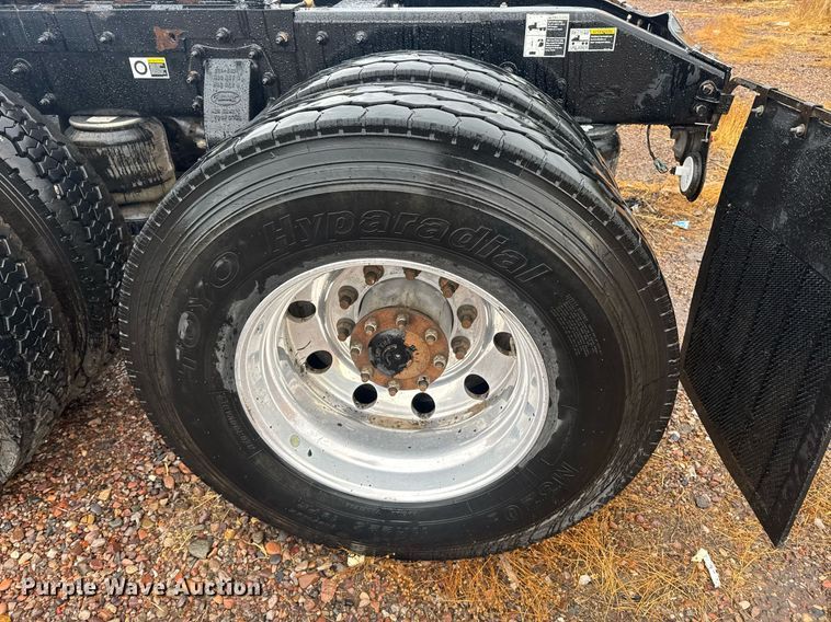 image for item DY6975 2017 Peterbilt 365 semi truck