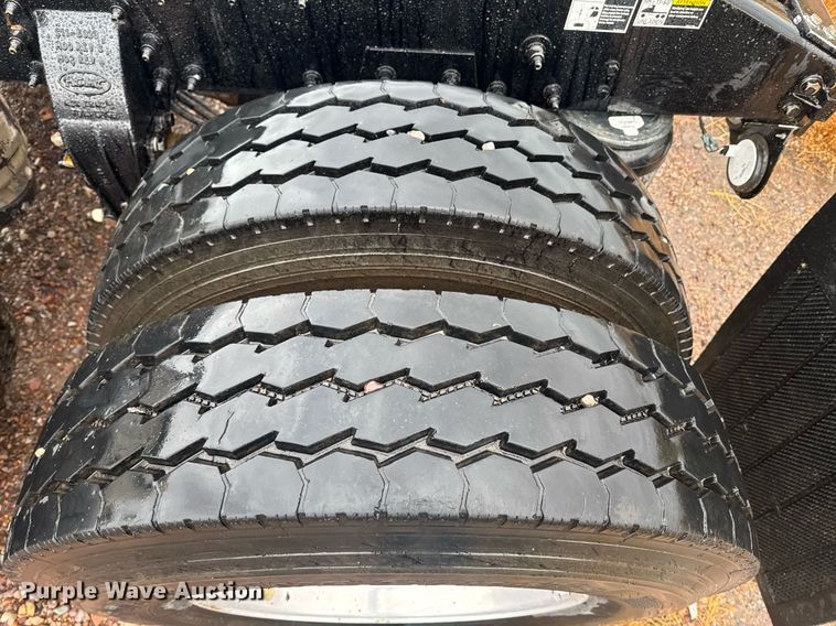 image for item DY6975 2017 Peterbilt 365 semi truck