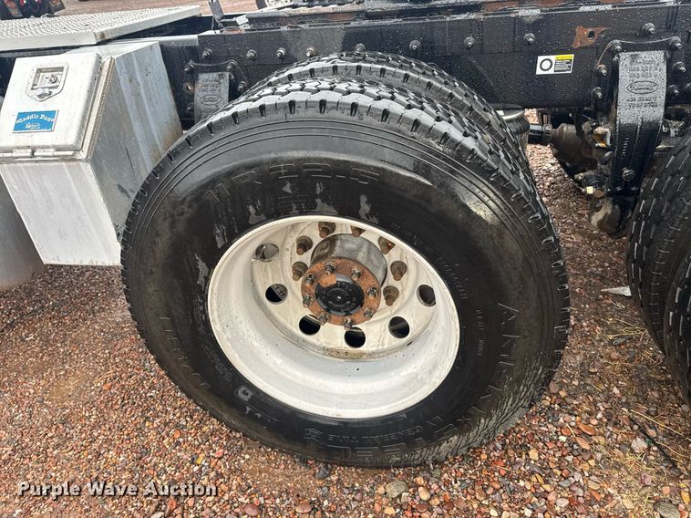 image for item DY6975 2017 Peterbilt 365 semi truck