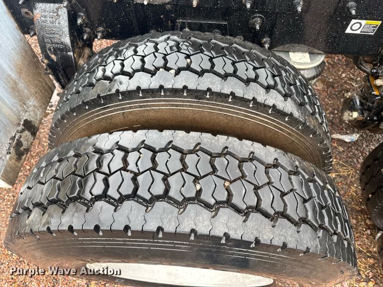 image for item DY6975 2017 Peterbilt 365 semi truck