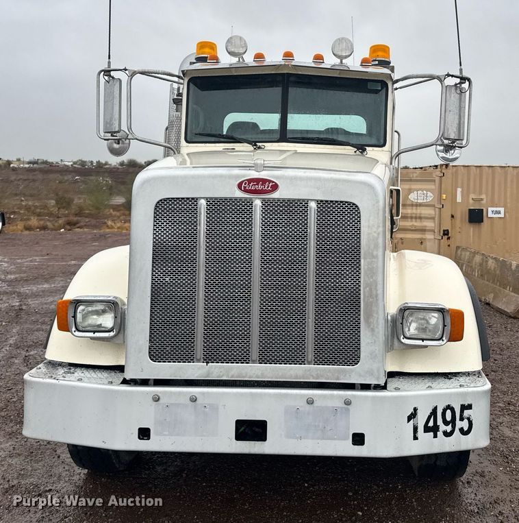 image for item DY6976 2017 Peterbilt 365 semi truck