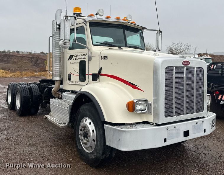 image for item DY6976 2017 Peterbilt 365 semi truck