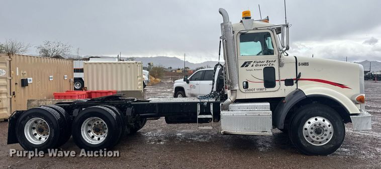 image for item DY6976 2017 Peterbilt 365 semi truck
