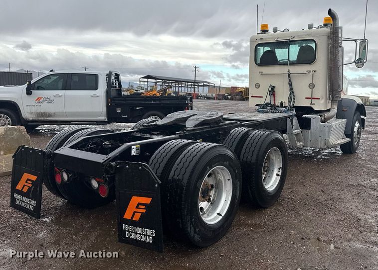 image for item DY6976 2017 Peterbilt 365 semi truck