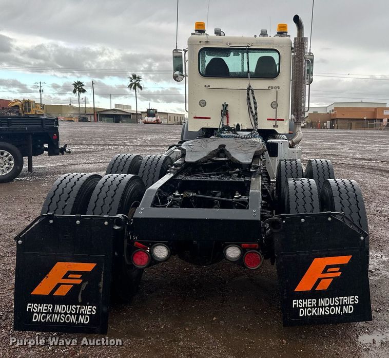 image for item DY6976 2017 Peterbilt 365 semi truck