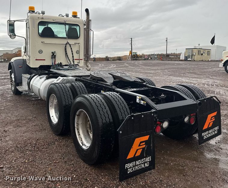 image for item DY6976 2017 Peterbilt 365 semi truck