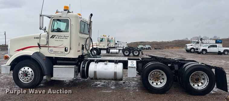 image for item DY6976 2017 Peterbilt 365 semi truck