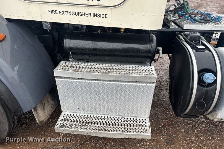 image for item DY6976 2017 Peterbilt 365 semi truck