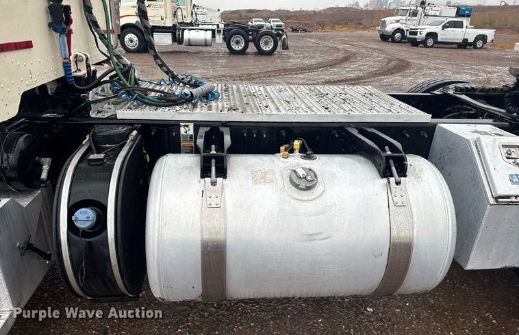 image for item DY6976 2017 Peterbilt 365 semi truck