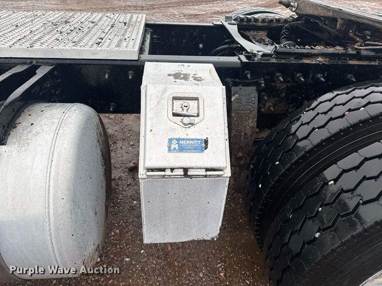 image for item DY6976 2017 Peterbilt 365 semi truck