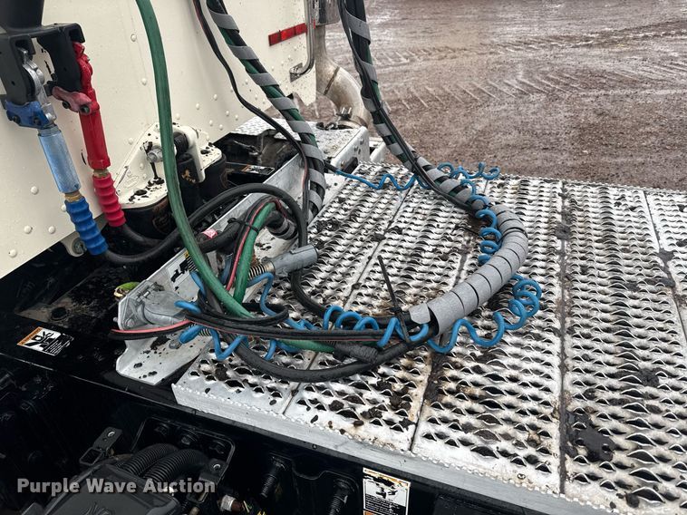 image for item DY6976 2017 Peterbilt 365 semi truck