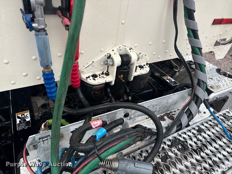 image for item DY6976 2017 Peterbilt 365 semi truck