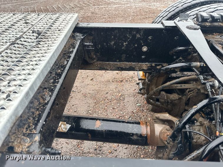 image for item DY6976 2017 Peterbilt 365 semi truck