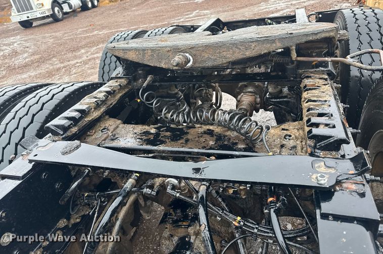 image for item DY6976 2017 Peterbilt 365 semi truck