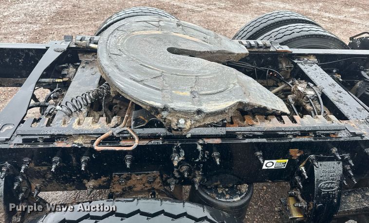 image for item DY6976 2017 Peterbilt 365 semi truck