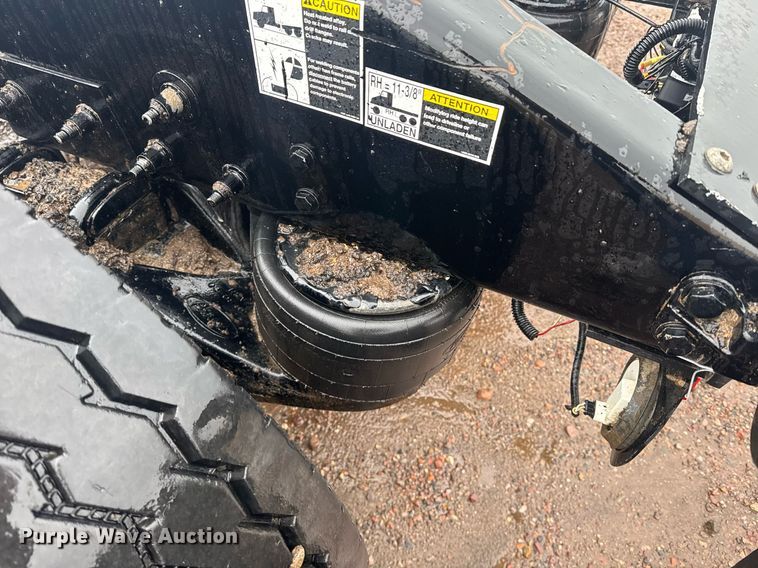 image for item DY6976 2017 Peterbilt 365 semi truck