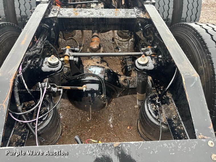 image for item DY6976 2017 Peterbilt 365 semi truck