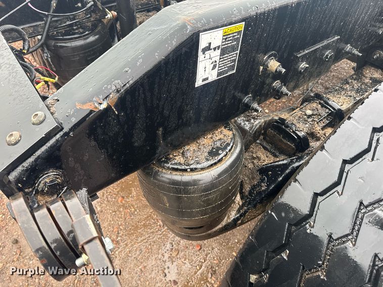 image for item DY6976 2017 Peterbilt 365 semi truck