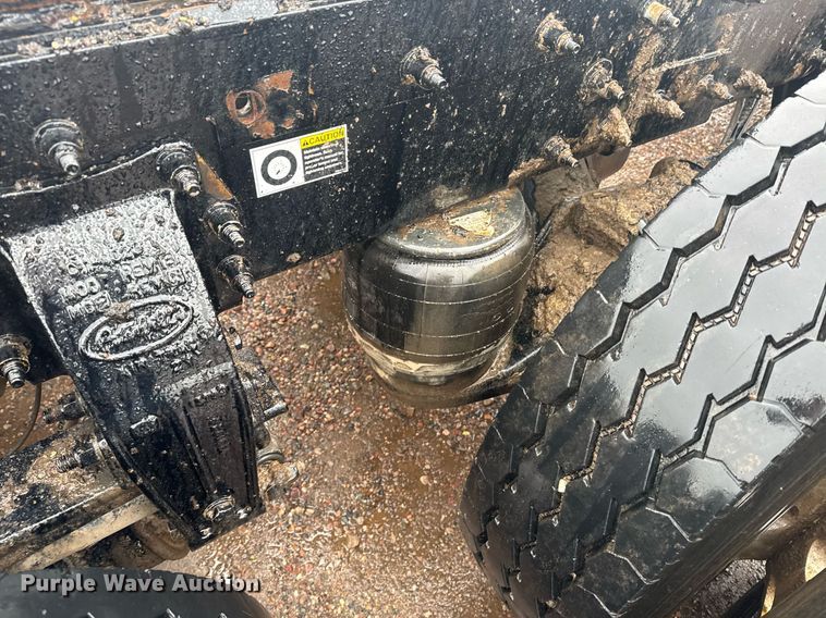 image for item DY6976 2017 Peterbilt 365 semi truck