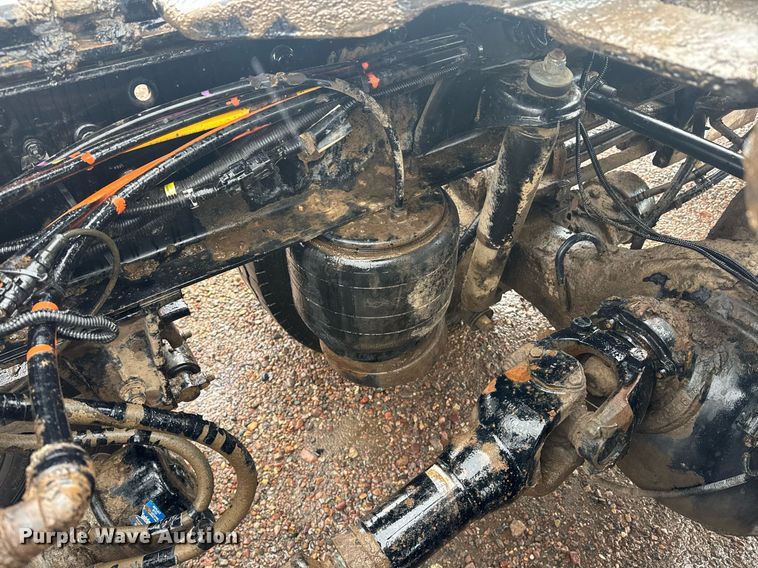 image for item DY6976 2017 Peterbilt 365 semi truck