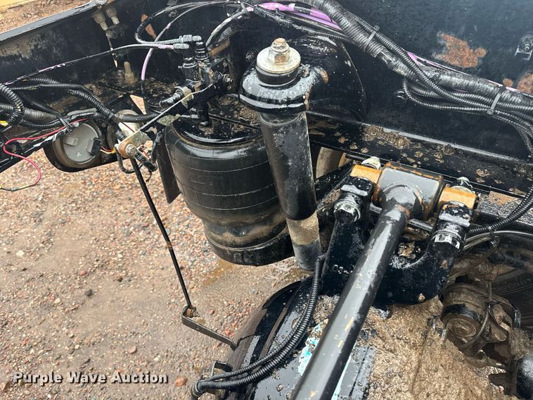 image for item DY6976 2017 Peterbilt 365 semi truck