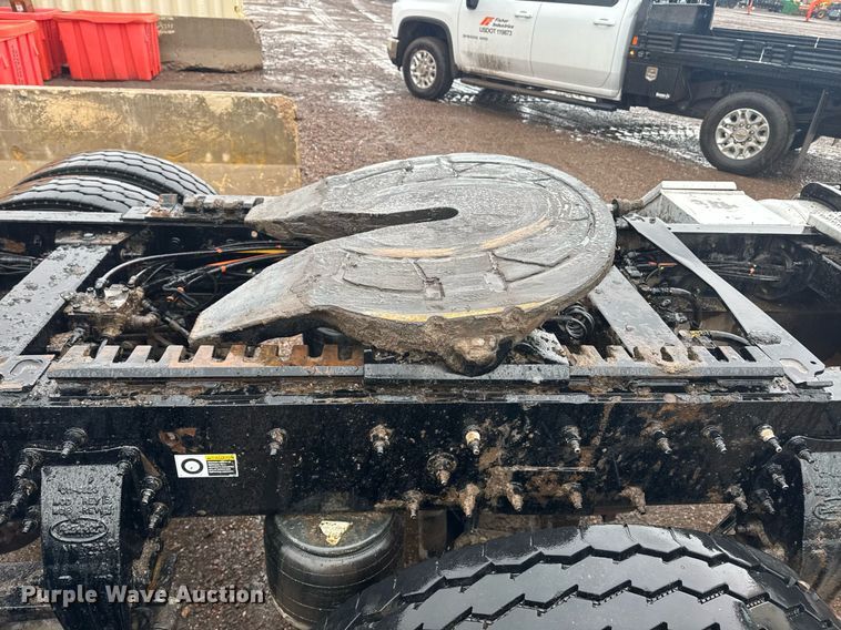 image for item DY6976 2017 Peterbilt 365 semi truck