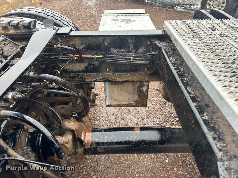 image for item DY6976 2017 Peterbilt 365 semi truck