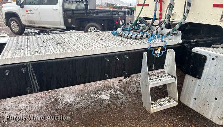 image for item DY6976 2017 Peterbilt 365 semi truck