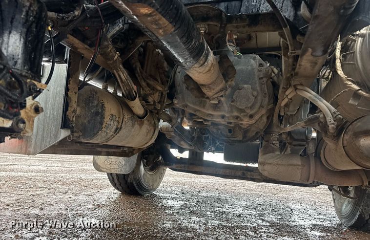 image for item DY6976 2017 Peterbilt 365 semi truck