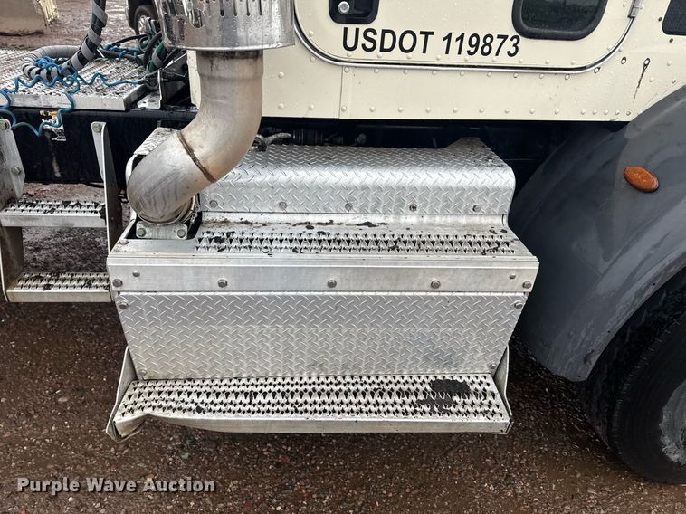 image for item DY6976 2017 Peterbilt 365 semi truck