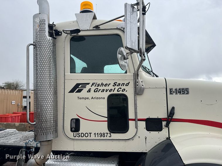 image for item DY6976 2017 Peterbilt 365 semi truck