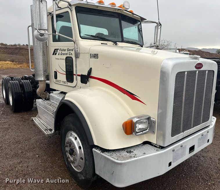 image for item DY6976 2017 Peterbilt 365 semi truck