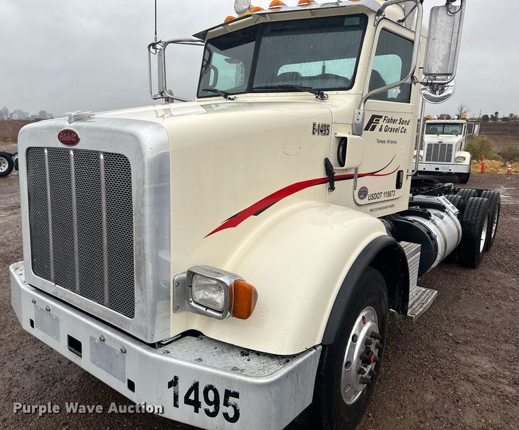 image for item DY6976 2017 Peterbilt 365 semi truck