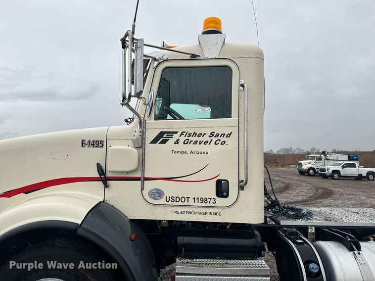 image for item DY6976 2017 Peterbilt 365 semi truck